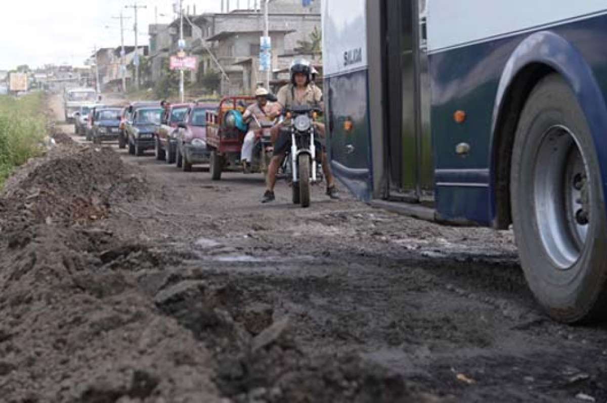      Delincuentes aprovechan las calles deterioradas para subir a buses y robar, seg&uacute;n vecinos. Foto: Karly Torres | El  Telegrafo