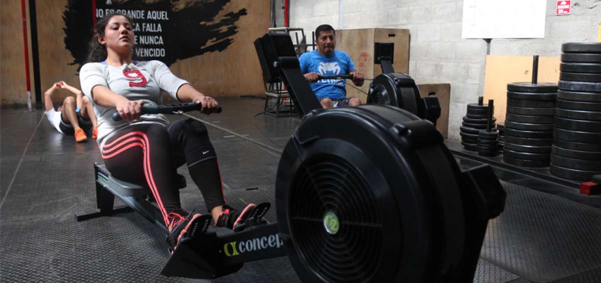 El entrenamiento del d&iacute;a empieza con un calentamiento de 10 minutos; posteriormente a eso se realizan los ejercicios de alta intensidad que requieren de un gran esfuerzo f&iacute;sico.