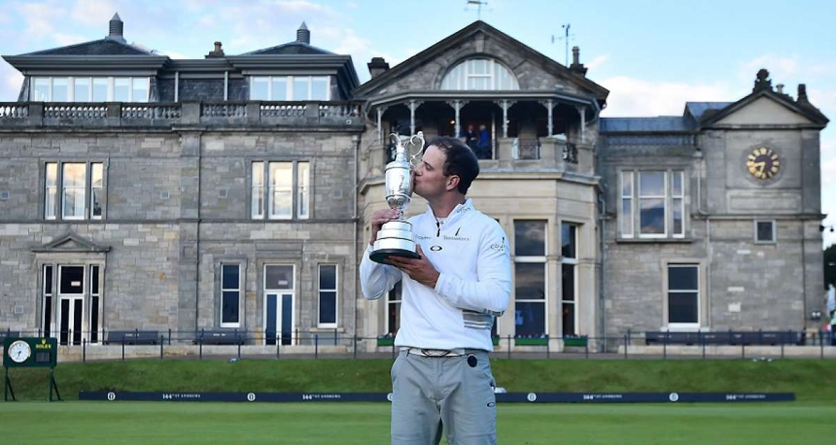 Zach Johnson posa con su trofeo. Foto: AFP