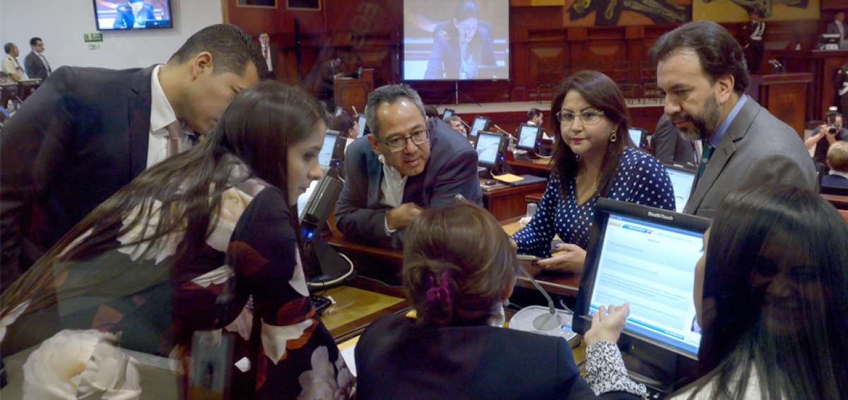 Asamble&iacute;stas de Alianza PAIS compartieron criterios minutos previos a la iniciaci&oacute;n de la sesi&oacute;n 486.