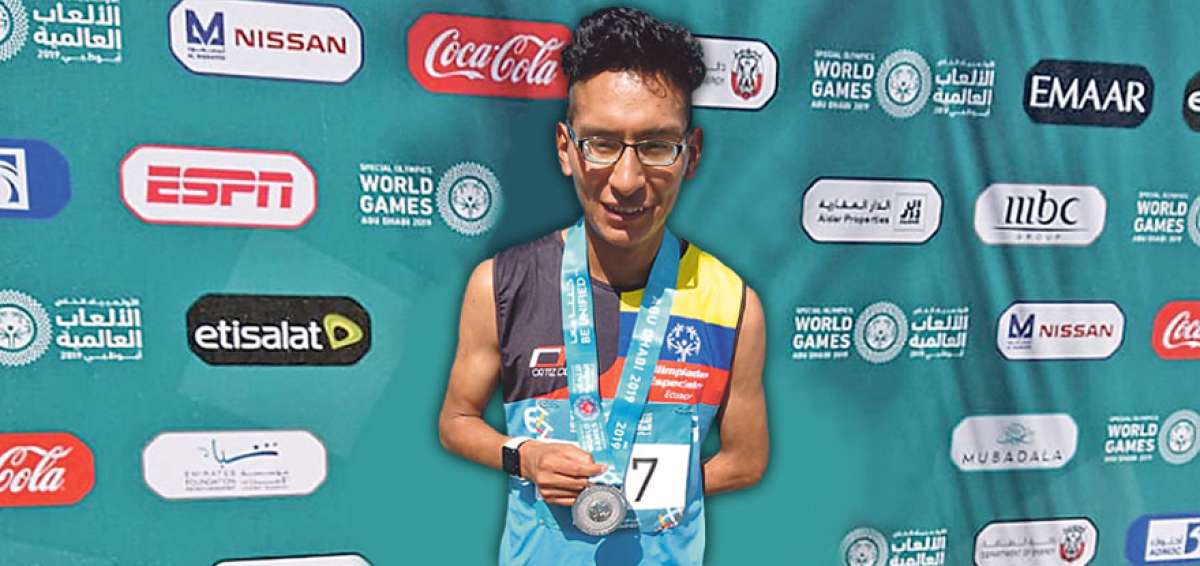 El fondista cuencano Juan Pugo gan&oacute; medalla de plata en los 3.000 metros planos.   
