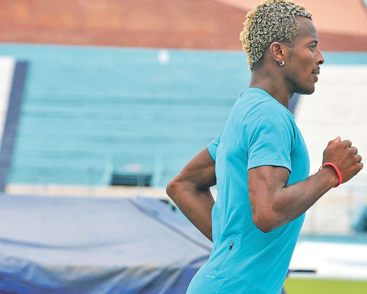 Bola&ntilde;os no tiene los tiempos de los seleccionados Miguel Almachi, Byron Piedra ni Rosalba Chacha; corre para mejorar y espera alg&uacute;n d&iacute;a acortar sus tiempos. Foto: William Orellana / El Tel&eacute;grafo