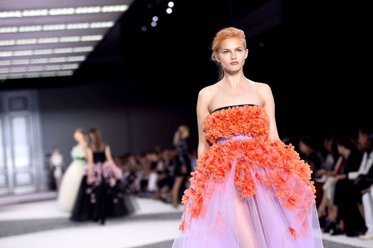 Flores y bordados en la Semana de la Moda en Par&iacute;s