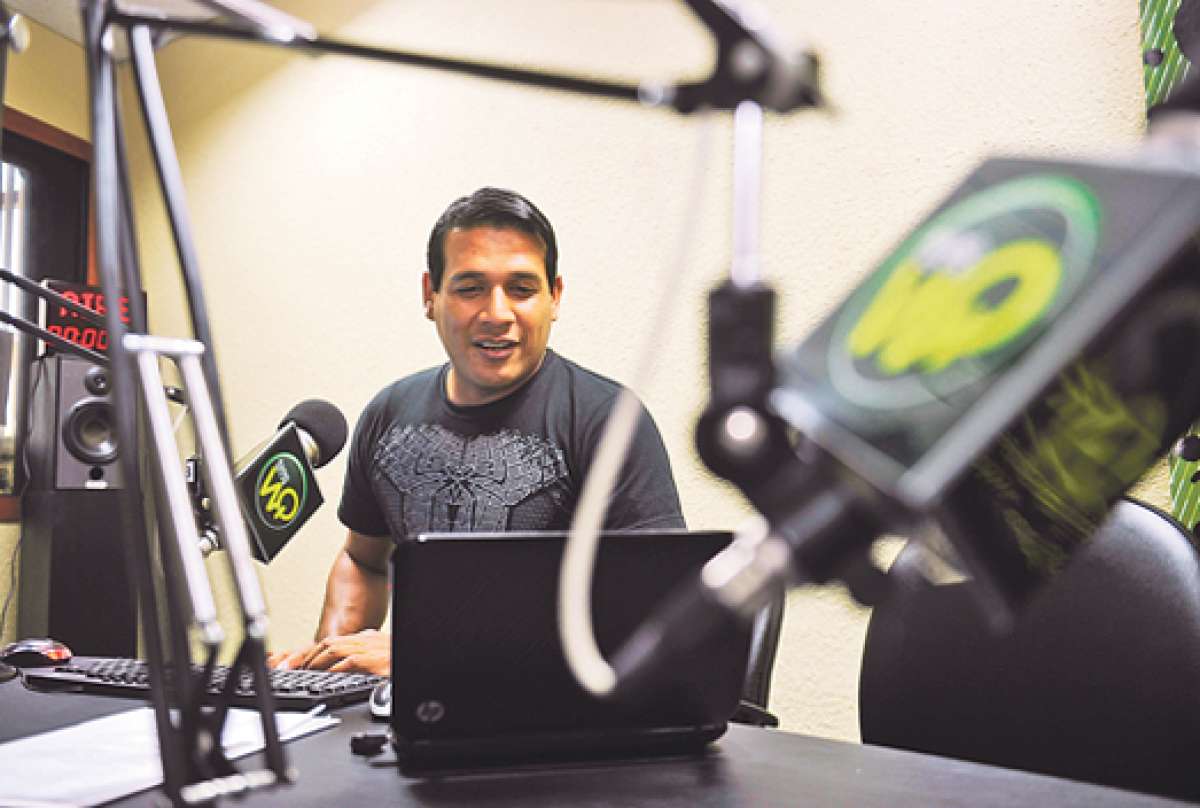 Fhernando, a la par que interact&uacute;a con sus oyentes por medio de las redes sociales de la radio, tambi&eacute;n puede ser visto por el videochat.. Foto: Miguel Castro.