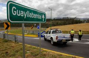 Agentes de la Polic&iacute;a Nacional impiden el acceso a la v&iacute;a a Guayllabamba desde el desv&iacute;o a Collas. Foto: &Aacute;lvaro P&eacute;rez/ EL TEL&Eacute;GRAFO