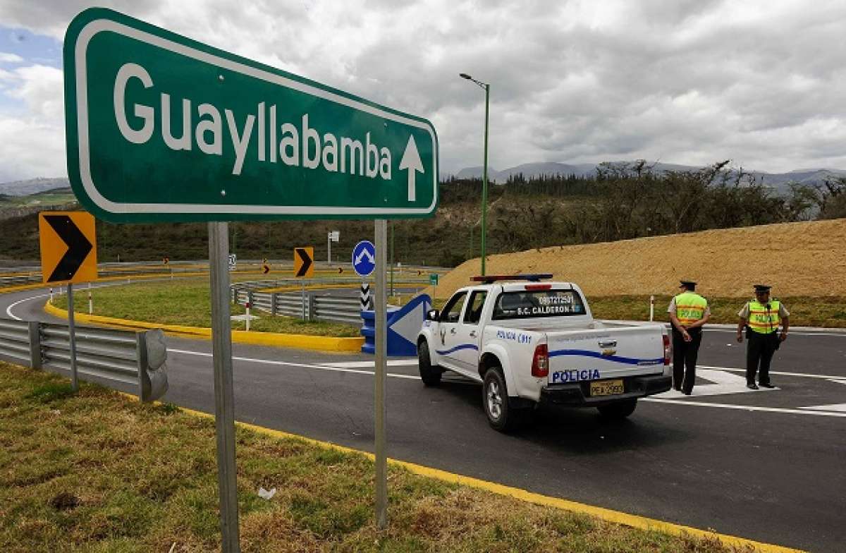Agentes de la Polic&iacute;a Nacional impiden el acceso a la v&iacute;a a Guayllabamba desde el desv&iacute;o a Collas. Foto: &Aacute;lvaro P&eacute;rez/ EL TEL&Eacute;GRAFO
