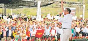 El presidente Rafael Correa particip&oacute; en la sesi&oacute;n solemne por los 191 a&ntilde;os de provincializaci&oacute;n de Manab&iacute;. Foto: Cortes&iacute;a Presidencia de la Rep&uacute;blica