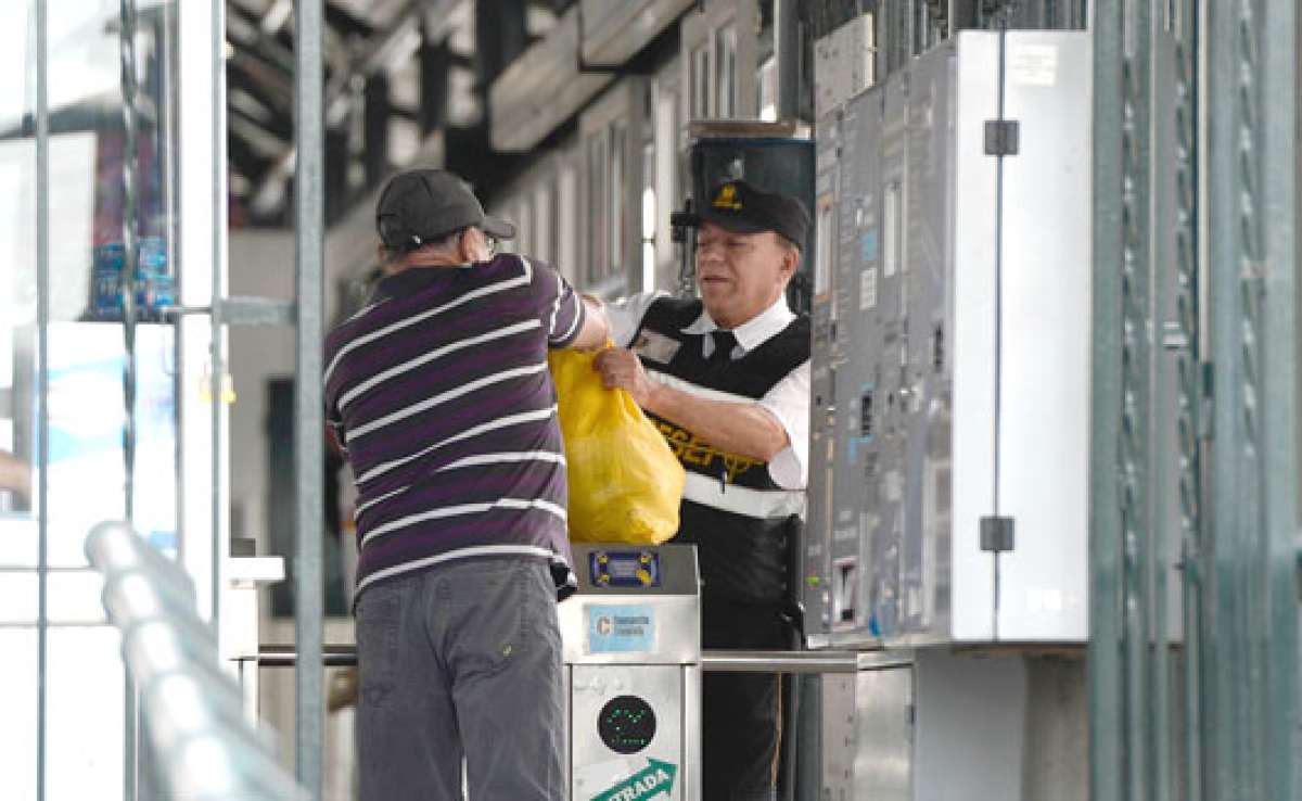 El pase para el ingreso autom&aacute;tico se descompuso en el paradero de la calle Esmeraldas. Foto: William Orellana.
