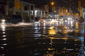 Aguacero dej&oacute; calles inundadas y congesti&oacute;n en Guayaquil