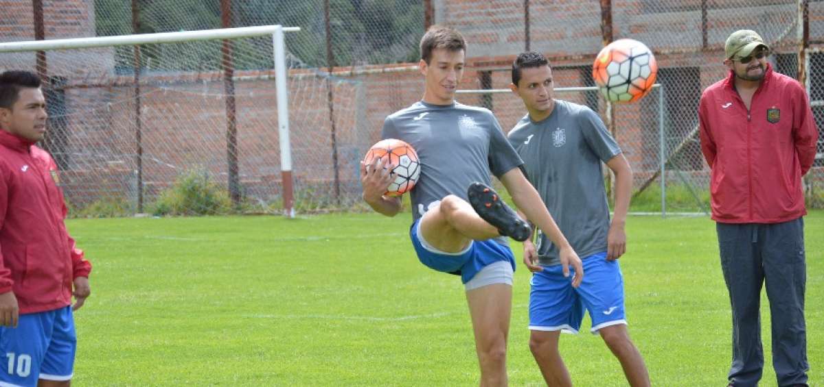 El argentino Richard Schunke (izq.) es uno de los refuerzos del Deportivo Cuenca para el torneo local y la Sudamericana. 