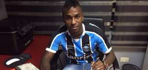 Bola&ntilde;os, recibido por hinchas del Gremio en el aeropuerto