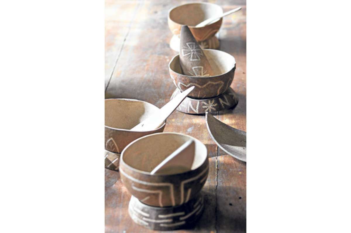 La utilizaci&oacute;n b&aacute;sica del mate era en platos y cucharas. En la actualidad, estos utensilios son empleados como adornos. Foto: Leiberg Santos / El Tel&eacute;grafo
