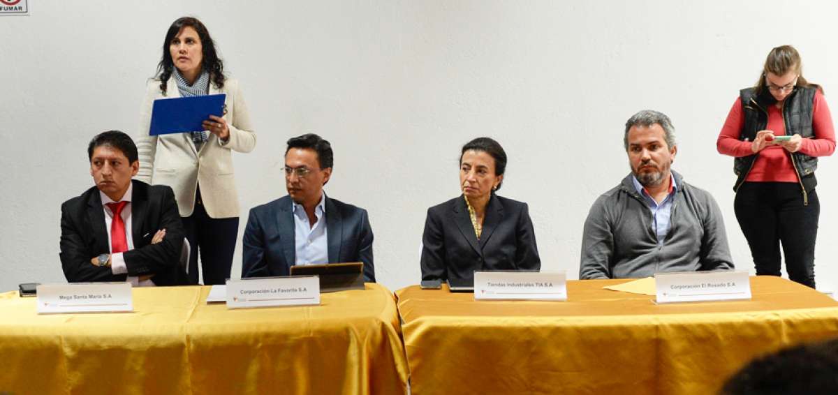 Los representantes de las empresas se reunieron en la Superintendencia de Control en Quito.
