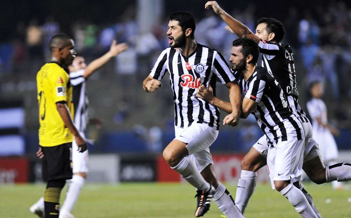 Pedro Ben&iacute;tez puso de cabeza el empate ante el portero Dami&aacute;n Lanza. Foto: Agencia AFP