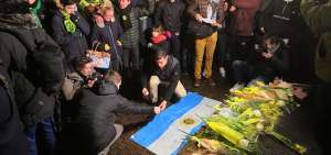 Aficionados del club Nantes, &uacute;ltimo equipo en el que milit&oacute; Emiliano Sala, se congregaron y pusieron varias ofrendas florales en homenaje al jugador.