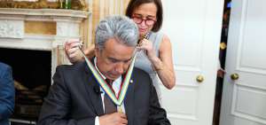 Susan Segal, presidente de la Sociedad de las Am&eacute;ricas, entrega el reconocimiento al presidente de la Rep&uacute;blica, Len&iacute;n Moreno.