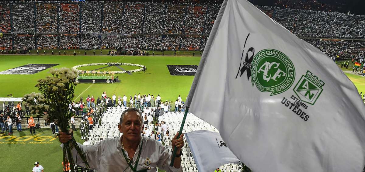 Miles de personas colmaron las instalaciones del estadio Atanasio Giraldot para rendir un homenaje p&oacute;stumo a las victimas del Chapecoense.