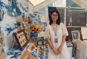 En el Mercado de Artesanía y Creatividad NewBridge se venden artesanías como camisetas teñidas con fibras naturales y lámparas de papel de algodón. 
