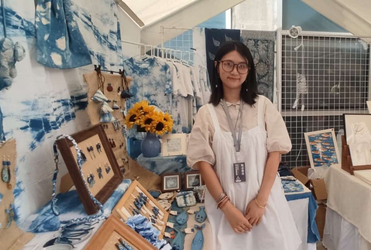 En el Mercado de Artesanía y Creatividad NewBridge se venden artesanías como camisetas teñidas con fibras naturales y lámparas de papel de algodón. 