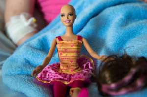Mattel lanza una Barbie calva