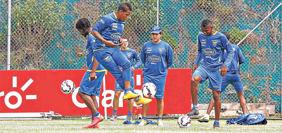 Michael Arroyo (c) ensaya una &lsquo;rabona&rsquo; en el aire durante la pr&aacute;ctica de la selecci&oacute;n. A la izquierda est&aacute; Juan Carlos Paredes y a la derecha Robert Arboleda. Foto: &Auml;lvaro P&eacute;rez / El Tel&eacute;grafo