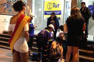 Momentos en que un miembro de la comunidad GLBTI se desmay&oacute;, luego de que se suspendiera la sesi&oacute;n del Concejo Cantonal.