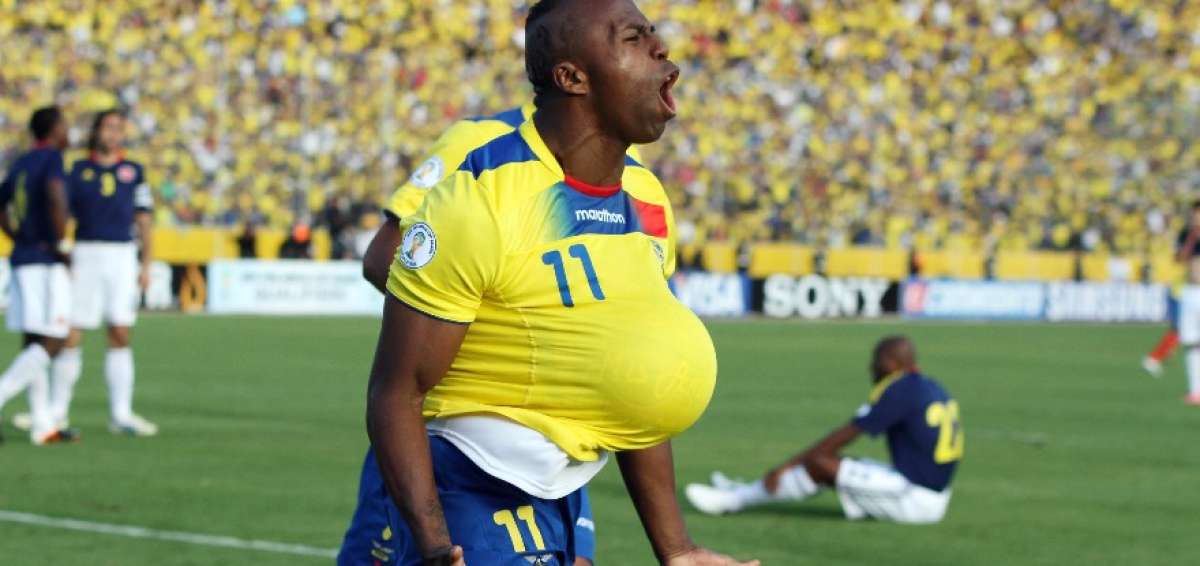 El delantero Christian Ben&iacute;tez (+) celebr&oacute; el gol contra Colombia el 10 de junio de 2012 con un bal&oacute;n debajo de su camiseta.