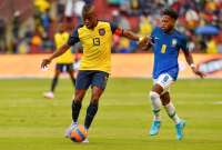 Énner Valencia (13) busca rematar al arco de Brasil