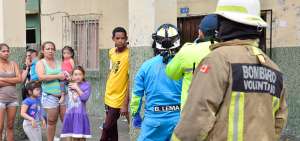 Los menores fueron evacuados, ya que el fuego amenazaba con propagarse por la edificaci&oacute;n. Una vecina los tuvo en su casa mientras llegaban los padres.