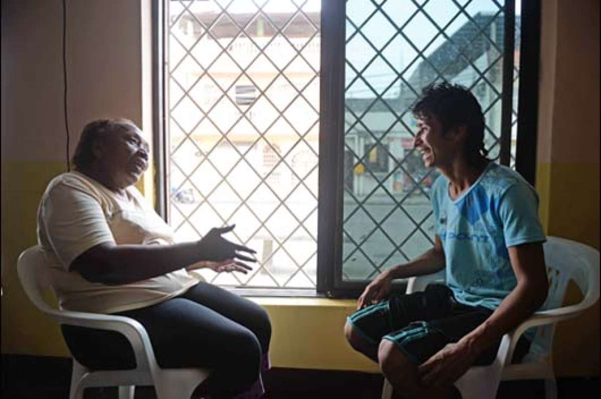 Uno de los momentos que m&aacute;s disfruta Elkin es cuando conversa por las tardes con su &lsquo;madre adoptiva&rsquo;, A&iacute;da.  Foto: Carina Acosta / El Tel&eacute;grafo