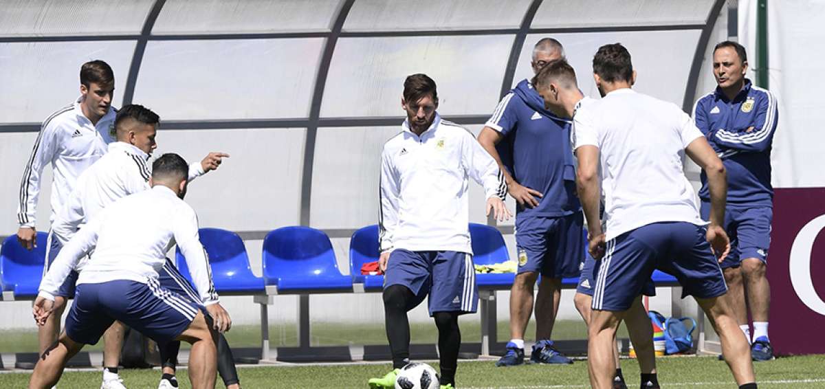 El delantero Lionel Messi (c) golpea el bal&oacute;n durante la &uacute;ltima pr&aacute;ctica de la selecci&oacute;n argentina en Bronnitsy, localidad cercana a la capital rusa.