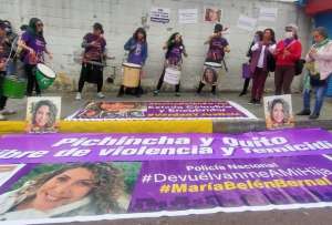 Los familiares de María Belén Bernal se han concentrado a las afueras de la corte para protestar por el femicidio. 