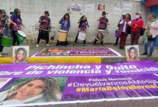 Los familiares de María Belén Bernal se han concentrado a las afueras de la corte para protestar por el femicidio. 