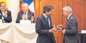 Una botella de Chorrera fue el s&iacute;mbolo de la cooperaci&oacute;n cultural entre ministros de Ecuador y Chile. &Aacute;lvaro P&eacute;rez / El Tel&eacute;grafo