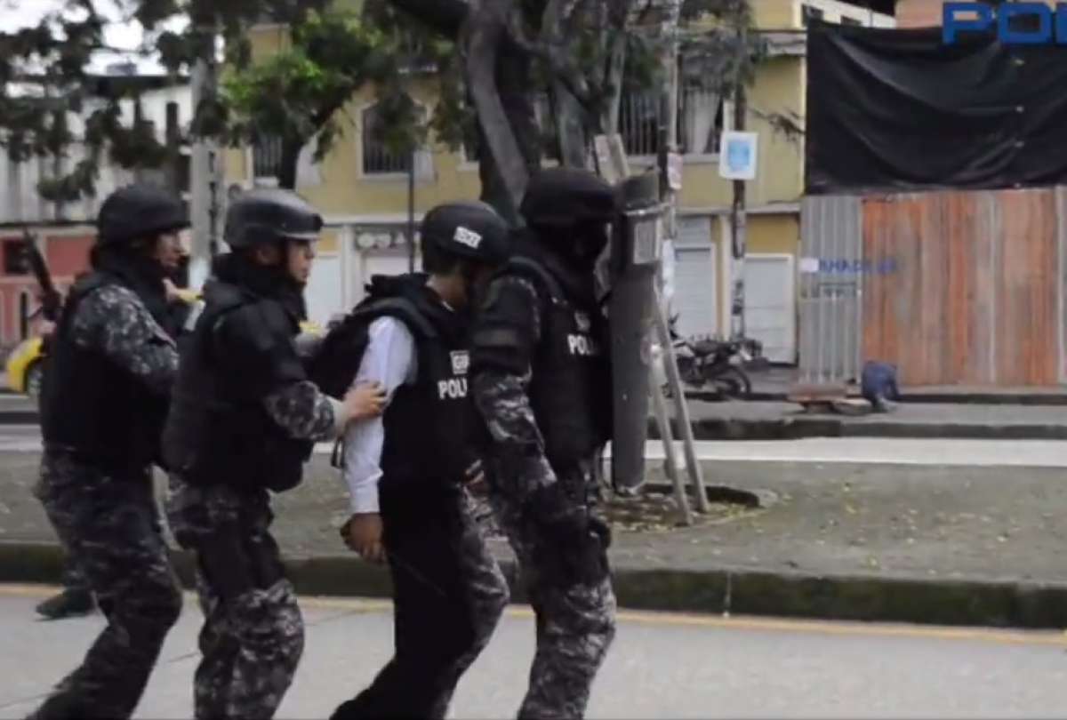 Policía salvó al hombre con explosivos en Guayaquil.