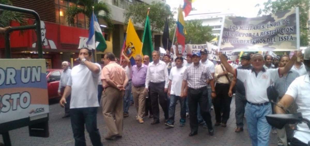 Un hombre con micr&oacute;fono en mano llamaba a quienes circulaban por la avenida 9 de Octubre para que voten en contra del binomio de PAIS.