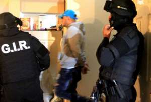 Los sospechosos usaban uniformes policiales y supuestas órdenes de allanamiento para cometer los robos.