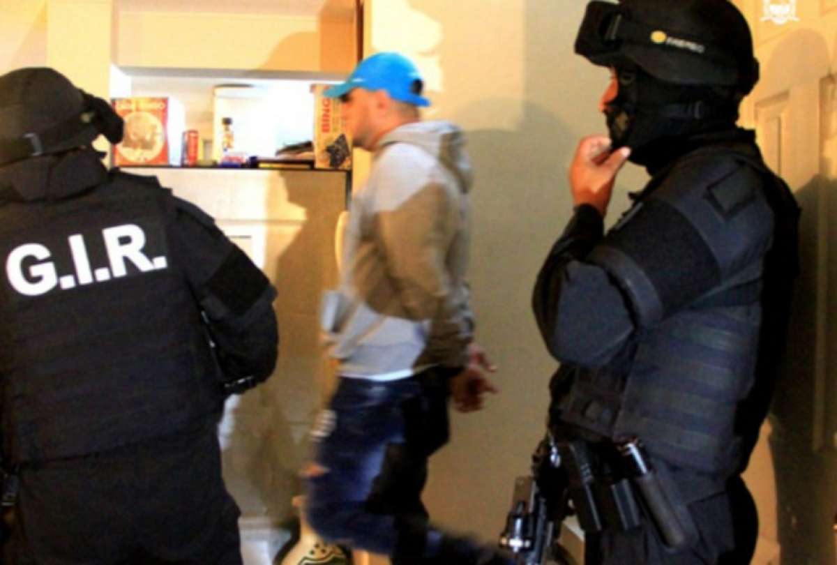 Los sospechosos usaban uniformes policiales y supuestas órdenes de allanamiento para cometer los robos.