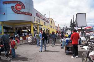 Los informales afirman que en las calles aseguran la venta de sus productos, mientras que en los mercados no consiguen las mismas ganancias diarias. Foto: Silvia Osorio / para El Tel&eacute;grafo