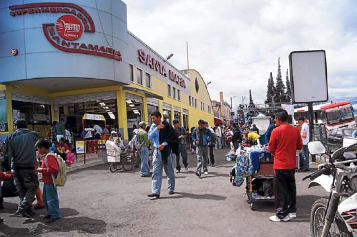 Los informales afirman que en las calles aseguran la venta de sus productos, mientras que en los mercados no consiguen las mismas ganancias diarias. Foto: Silvia Osorio / para El Tel&eacute;grafo