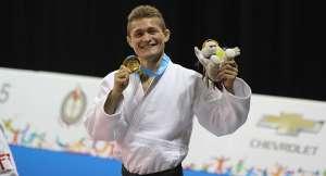 El judoca ecuatoriano Lenin Preciado celebra la medalla de oro que logr&oacute; en la categor&iacute;a de -60 kilogramos. Foto: Cortes&iacute;a