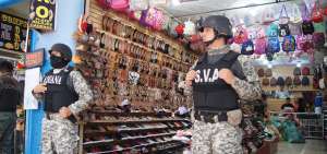 El Servicio Nacional de Aduana del Ecuador realiz&oacute; controles de los pares de zapatos colocados en perchas en Guayaquil para verificar su legalidad.