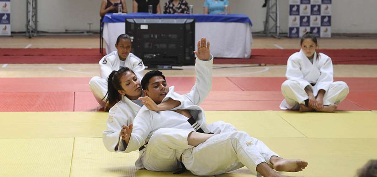 Las instructoras elegidas por el Ministerio del Deporte hicieron una demostraci&oacute;n durante el evento que se realiz&oacute; en el coliseo Abel Jim&eacute;nez Parra.