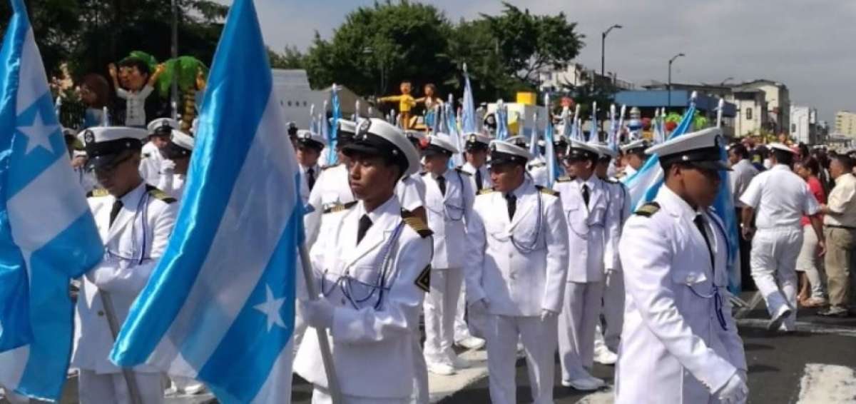 Civismo y algarab&iacute;a en tradicional desfile en Guayaquil