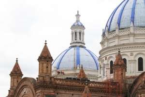 El atractivo principal de la iglesia son las tres c&uacute;pulas de color blanco y azul. Foto: Fernando Machado/El Tel&eacute;grafo