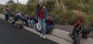Por la carretera Panamericana, los grupos de migrantes se arriesgan a ingresar a Ecuador, pese a no contar con los documentos requeridos.