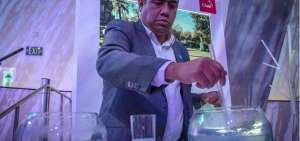 Patricio Cabezas muestra como se desintegra una bolsa de pl&aacute;stico biodegradable durante la inauguraci&oacute;n del evento "Pregunte sobre Chile: un mundo de servicios".