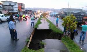 Luego del intenso aguacero del mi&eacute;rcoles se hundi&oacute; un tramo de la vereda en el cant&oacute;n Quinind&eacute;. Foto: Luis Freire/El Tel&eacute;grafo