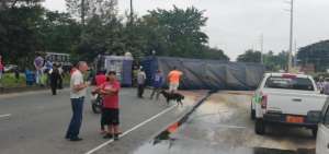 El tr&aacute;iler bloque&oacute; por completo la v&iacute;a en sentido Guayaquil-Progreso.