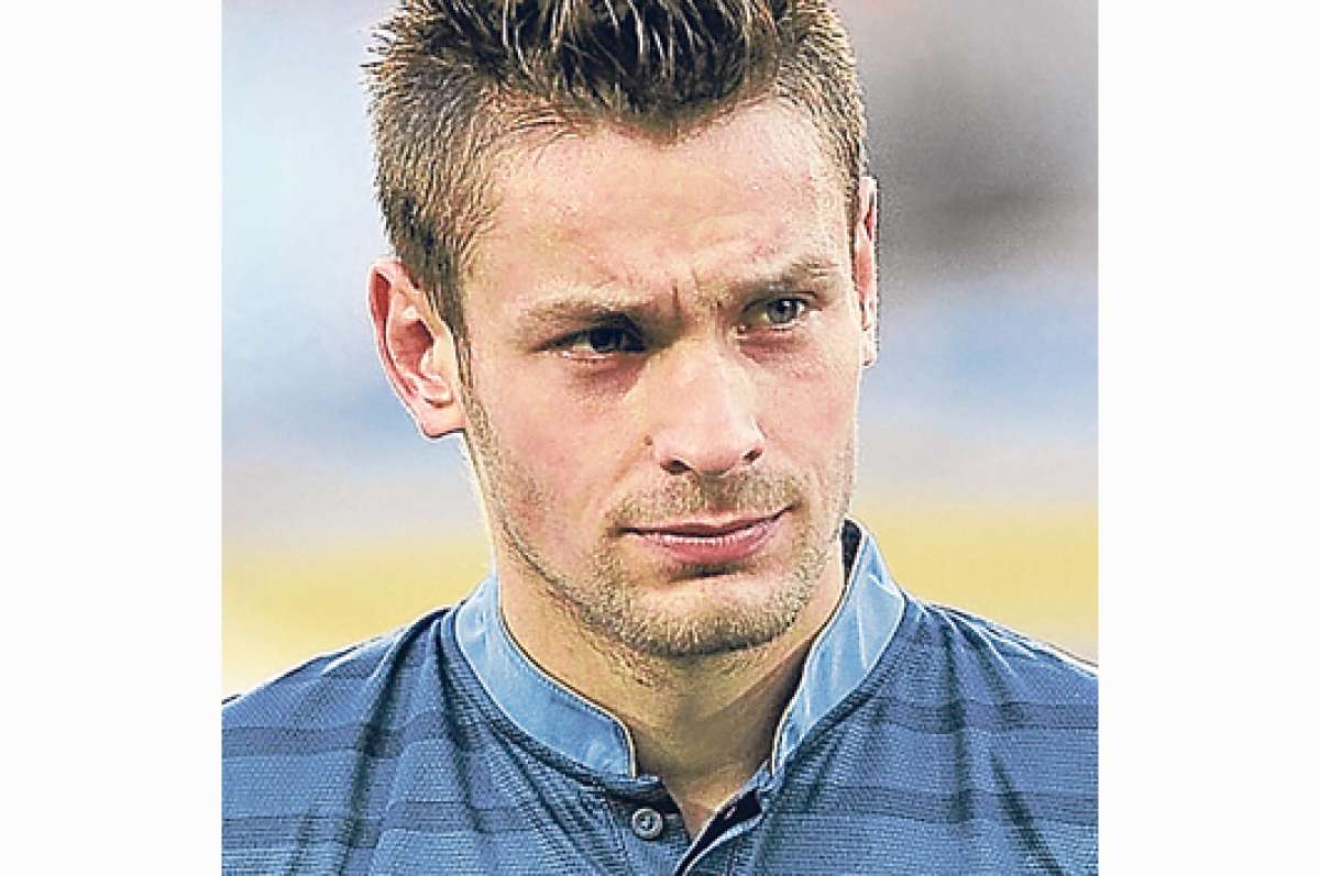 Defensa Debuchy no entrena con los &lsquo;bleus&rsquo; por precauci&oacute;n 